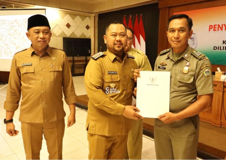 Serahkan Kenaikan Pangkat 414 ASN, Bupati Gresik Minta ASN Wajib Upgrade Diri Penyerahan SK kenaikan pangkat kepada ASN Gresik. (Foto: Ist/Infogresik)