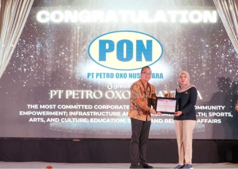 Wakil Bupati Gresik dr. Asluchul Alif menyerahkan penghargaan CSR kepada Corporate Communication Officer Departemen Sekretaris Perusahaan PT Petro Oxo Nusantara, Serly Pratiwi. (Foto: Ist/Infogresik)