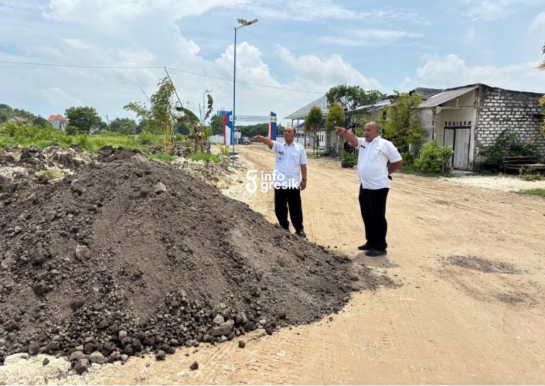 Tanggapi Keluhan Warga, Camat Sidayu Pastikan Akses Jalan Menuju Sekolah Rakyat Diperbaiki Camat Sidayu, Suwartono, didampingi Sekcam Achmad Suudin saat melihat kondisi jalan menuju Sekolah Rakyat di Desa Raci Tengah. (Foto: Khanif Rosidin/Infogresik)