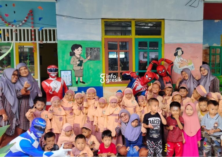 Petugas SPPG Ngawen mengenakan kostum superhero berfoto bersama siswa KB-TK Dharma Wanita Persatuan Ngawen. (Foto: Ist/Infogresik)