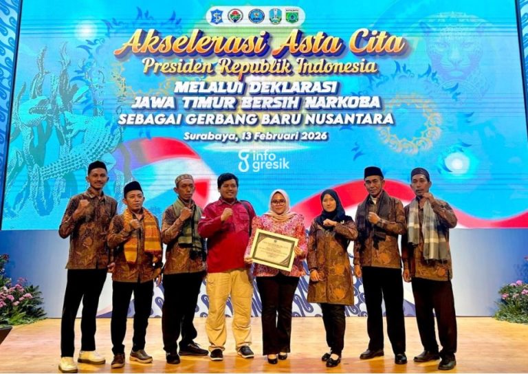 Kades Tumapel Ziadatul Akmal bersama Tim Pendamping IBM, BPB, dan tokoh masyarakat menunjukkan piagam penghargaan. (Foto: Ist/Infogresik)
