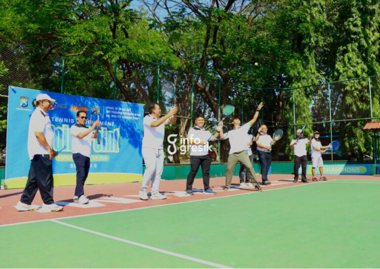 Sedot 206 Atlet dari 97 Grup, Turnamen Tenis Kapolres Gresik Cup Season 2 Resmi Dibuka Wakapolres Gresik Kompol Shabda Purusha memukul bola tenis tanda dibukanya Poin to Point Kapolres Cup 2026 season 2. (Foto: Ist/Infogresik)