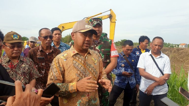 Bupati Gresik Fandi Akhmad Yani bersama rombongan meninjau perbaikan tanggul anak Kali Lamong di Desa Cermen, Kec. Kedamean. (Foto: Khanif Rosidin)