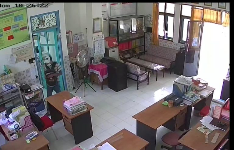 Tangkapan layar CCTV seorang pria mencuri laptop dan handphone di SDN Mriyunan, Kecamatan Sidayu.