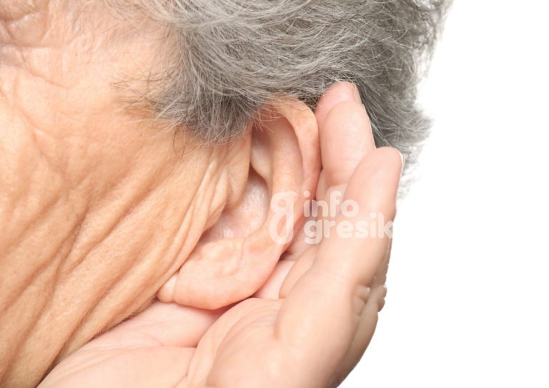 Ilustrasi orang yang memiliki gangguan pendengaran. (Foto: Canva/Infogresik)