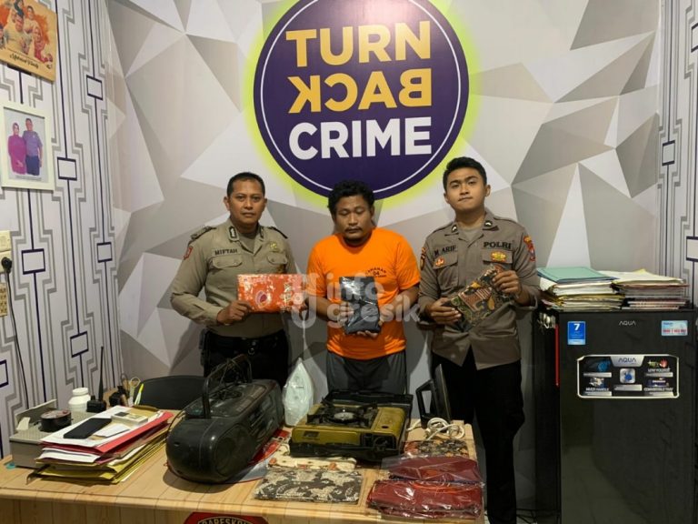 Pelaku Wawan (tengah) menunjukan barang hasil curiannya. (Foto: Ist/Infogresik)