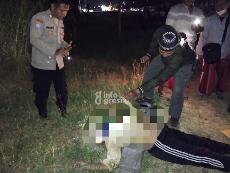 Petugas Polsek Manyar saat periksa kondisi mayat Maha Sriyanto. (Foto: Ist/Infogresik)