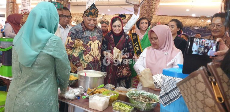 Sego Karak Hingga Petulo Dijajakan di Pasar Djadoel Grisse Gressmall Wabup Gresik Aminatun Habibah saat berbelanja di salah satu stand di Pasar Djadoel Grisse di Atrium Gressmall. (Foto: Khanif Rosidin/Infogresik)