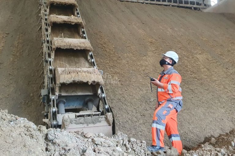 Pertama di Industri Semen,Produksi White Clay di SIG Raih Hak Paten dari Kemenkumham Karyawan melakukan pengecekan alat _reclaimer clay_ yang berfungsi sebagai transport material dari _storage clay_ ke vertikal mill di Pabrik Semen Baturaja II, Kabupaten Ogan Komering Ulu, Sumatra Selatan. (Foto: Ist/Infogresik)