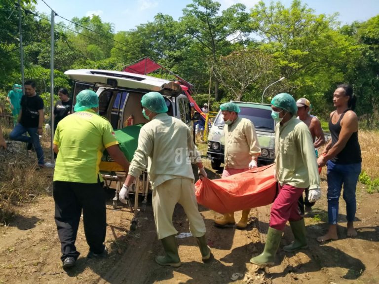 Sempat Dikira Kecelakaan, Warga Desa Melirang Ternyata Tewas Usai Duel dengan Tetangga Proses gali kubur ulang Dwi Maulana Ade Surya warga Desa Melirang, Kecamatan Bungah Gresik. (Foto: Ist/Infogresik)