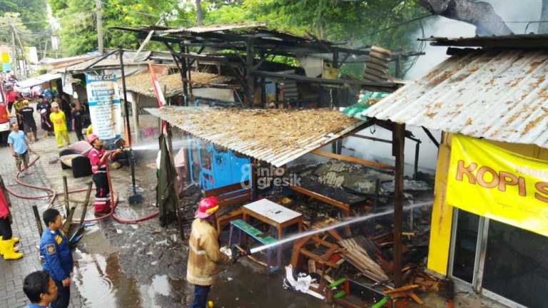Petugas Damkar Gresik saat melakukan pemadaman api yang membakar Warkop dan Warung Sembako di Jl. Veteran Gg. V Kelurahan Ngarso, Kecamatan Kebomas, Kabupaten Gresik. (Foto: Ist/Infogresik)