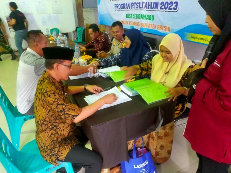 Dilakukan secara transparan, pelaksanaan program PTSL di Desa Segoromadu disaksikan Camat dan Kapolsek Kebomas. (Foto: Ist/Infogresik)