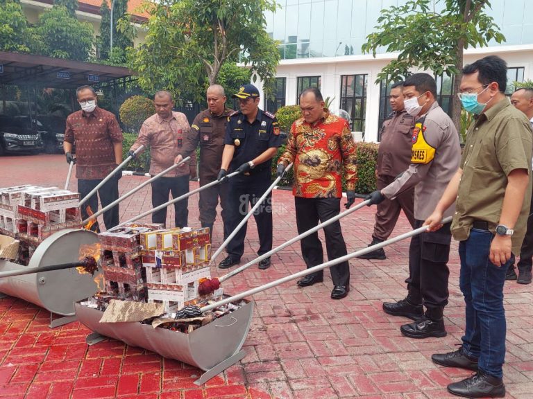 Barang Bukti Kejahatan Narkotika, Rokok hingga HP Dimusnahkan Kejari Gresik Pemusnahan BB oleh Kasi Pengolaan Barang Bukti dan Barang Rampasan Kejari Gresik Bonar Satria Wicaksono didampingi Sekda Gresik, Waka Polres Gresik, Perwakilan Pengadilan Negeri Gresik, BNN Gresik, Kasatpol PP Kabupaten Gresik, Bea Cukai dan beberapa undangan lainnya. (Foto: Ist/Infogresik)