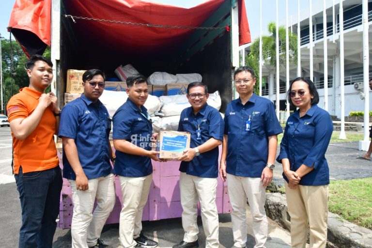 DU PG, Dwi Satriyo Annurogo (tiga dari kanan) didampingi DKU PG, Robby Setiabudi Madjid (dua dari kanan) dan DOP PG, Digna Jatiningsih (paling kanan) saat menyerahkan simbolis bantuan kepada Tim Perintis Bawean Petrokimia Gresik. (Foto: Ist/Infogresik)