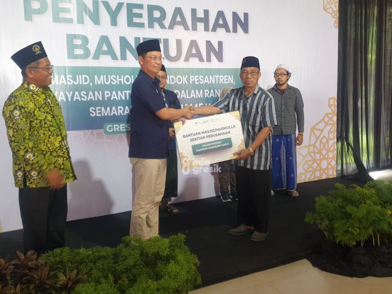 Direktur Keuangan dan Umum Petrokimia Gresik, Robby Setiabudi didampingi Ketua DMI Gresik Zainal Abidin menyerahkan secara simbolis untuk Ketua Takmir Masjid Roudlotul Abror Roomo, Khudori. (Foto: Khanif Rosidin/Infogresik)