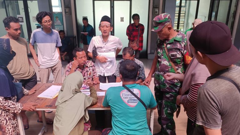 Hari Pertama Pendaftaran Stand Pasar Bandeng Diserbu Warga Gresik, 70 Persen Sudah Terisi Warga Gresik berebut mendaftar sewa stand Pasar Bandeng di Pudak Galeri. (Foto: Ist/Infogresik)