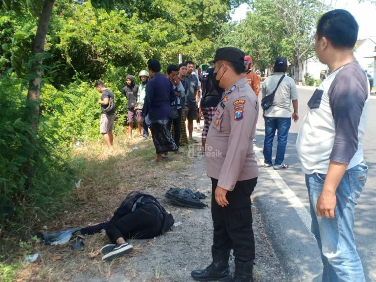 Hendak Kuliah, Mahasiswa Asal Desa Karangrejo Ujungpangkah Tewas Usai Tabrak Truk Korban Nasam Dauri tergeletak usai menabrak truk di Jalan Raya Desa Kemangi, Kecamatan Bungah, Gresik. (Foto: Ist/Infogresik)