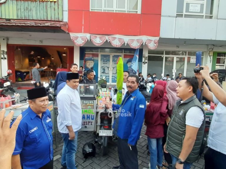 Diantarkan PKL, Bacabup Syahrul Munir Mendaftar Penjaringan di Partai Demokrat Gresik Bacabup Gresik M. Syahrul Munir saat mendaftar di penjaringan DPC Partai Demokrat Gresik. (Foto: Ist/Infogresik)