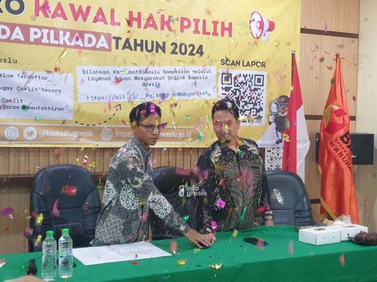 Komisioner Divisi Pencegahan dan Humas Bawaslu Gresik Habibur Rohman (kiri) bersama Komisioner Divisi SDM Organisasi dan Diklat ​Robbah Khunaifih saat Peresmian Posko Kawal Hak Pilih di Kantor Bawaslu. (Foto: Khanif Rosidin/Infogresik)