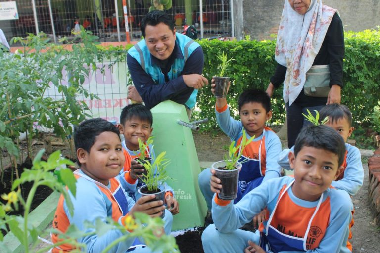 Peringati HAN, PLN Nusantara Power UP Gresik Ajak Anak-anak Peduli Lingkungan Assistant Manager PT PLN Nusantara Power UP Gresik M. Dimas Mucharomi saat bersama anak-anak menanam tanaman di Kelurahan Gending. (Foto: Ist/Infogresik)