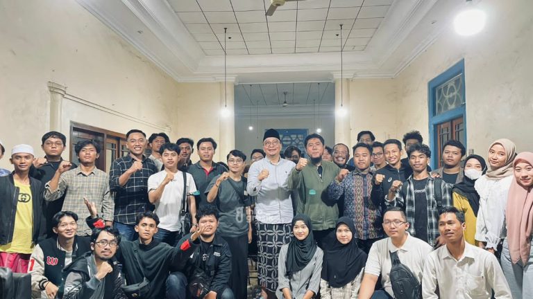Usai berdiskusi, Bacabup Gresik dr. Asluchul Alif berfoto bersama perwakilan BEM se-Kabupaten Gresik. (Foto: Ist/Infogresik)