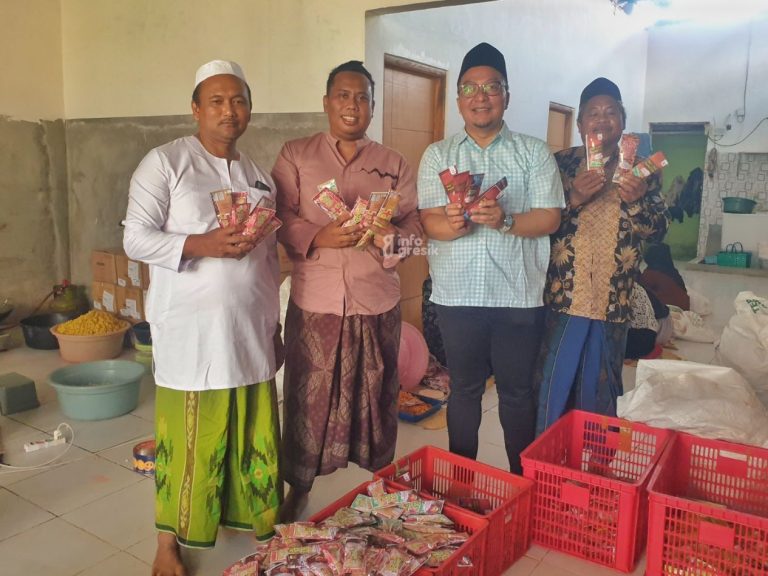 Bacabup Gresik dr. Asluchul Alif bersama Owner UMKM Kesultanan Snack Indonesia Suprianto (2 dari kiri) dan tokoh masyarakat Dusun Asemmanis, Desa Ngawen, Kec. Sidayu. (Foto: Khanif Rosidin/Infogresik)