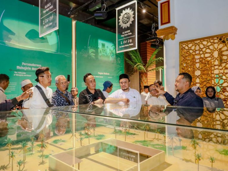 Bupati Gresik Fandi Akhmad Yani didampingi Kepala Dinas saat belajar tentang Galeri Rosulullah di Masjid Al-Jabbar Kota Bandung. (Foto: Ist/Infogresik)