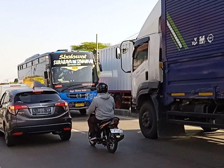 Suasana saat truk kontainer menghalau mundur bus Jaya Utama yang melawan arus di Jalan Raya Duduksampeyan Gresik. (Foto: Ist/Infogresik)