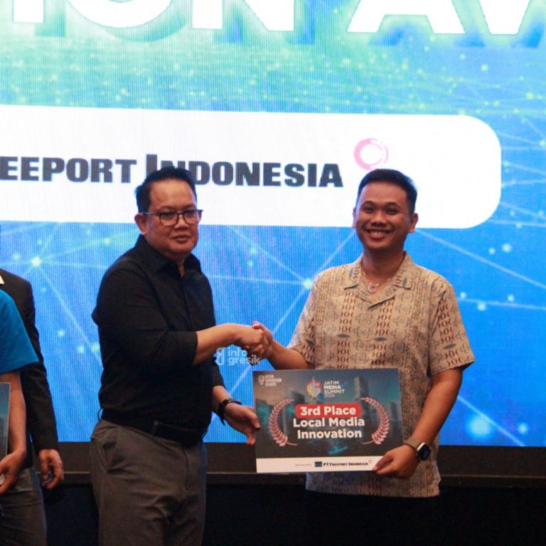Pj Gubernur Jawa Timur Adhy Karyono saat menyerahkan penghargaan Media Innovation Awards 2024 kepada CEO Infogresik Muhammad Irwan. (Foto: Ist/Infogresik)