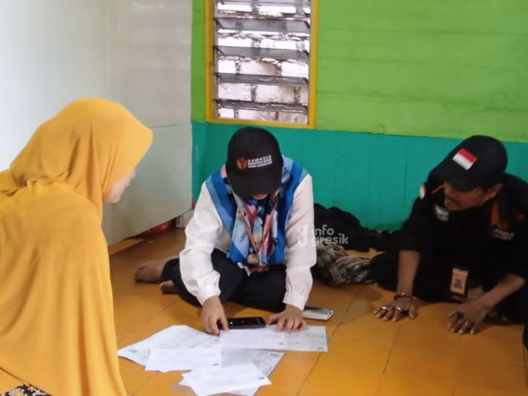 Proses Coklit yang dilakukan oleh Pantarlih Pilkada Gresik. (Foto: Ist/Infogresik)