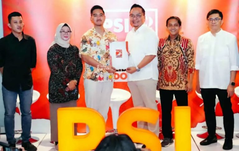Ketua Umum PSI Kaesang Pangarep didampingi Sekretaris Jenderal PSI Raja Juli Antoni menyerahkan SK Dukungan kepada dr. Asluchul Alif didampingi Sekretaris DPC Partai Gerindra Gresik Nur Saidah di Jakarta. (Foto: Ist/Infogresik)