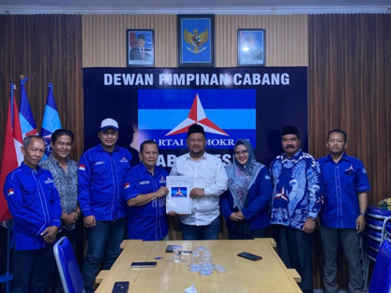 Bupati dan Wakil Bupati Gresik Fandi Akhmad Yani-Aminatun Habibah saat mendaftar di Kantor DPC Partai Demokrat Gresik. (Foto: Ist/Infogresik)