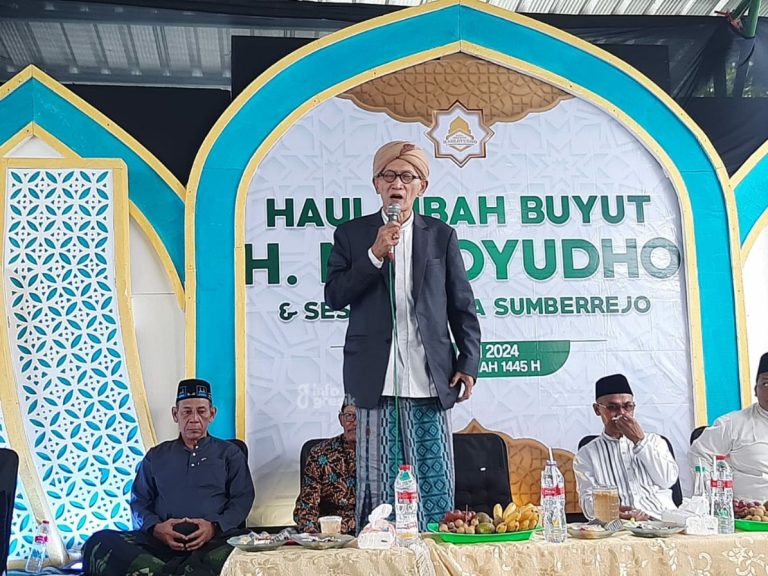 Rois Aam PBNU KH Miftachul Akhyar saat memberi tausyiah di Haul Buyut H. Noloyudho Desa Sumberrejo Kecamatan Manyar. (Foto: Ist/Infogresik)