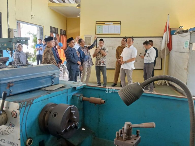 Ketua Tim Kerja Penyelarasan Pendidikan Vokasi Direktorat Jenderal (Ditjen) Pendidikan Vokasi Kementerian Pendidikan, Kebudayaan, Riset, dan Teknologi (Kemendikbudristek), Dr Sulistio Mukti Cahyono bersama rombongan saat mengunjungi SMK Nurul Islam Gresik (Foto: Ist/Infogresik).