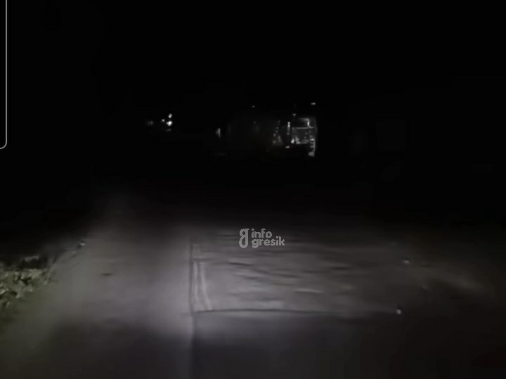Lampu PJU di Ujungpangkah Sering Mati, Kadishub Gresik Akui Sedang ada Perbaikan Kondisi Jalan Raya Ujungpangkah gelap gulita akibat lampu PJU mati. (Foto: Ist/Infogresik)