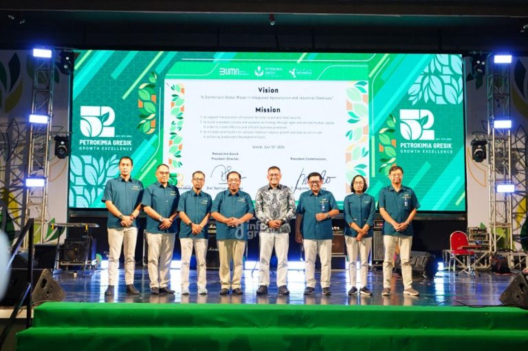 DU PI, Rahmad Pribadi didampingi DU PG, Dwi Satriyo Annurogo dan Jajaran Direksi PG saat Peluncuran Visi Misi Baru Petrokimia Gresik pada Tasyakuran HUT ke-52 PG di GOR Tri Dharma. (Foto: Ist: Infogresik)