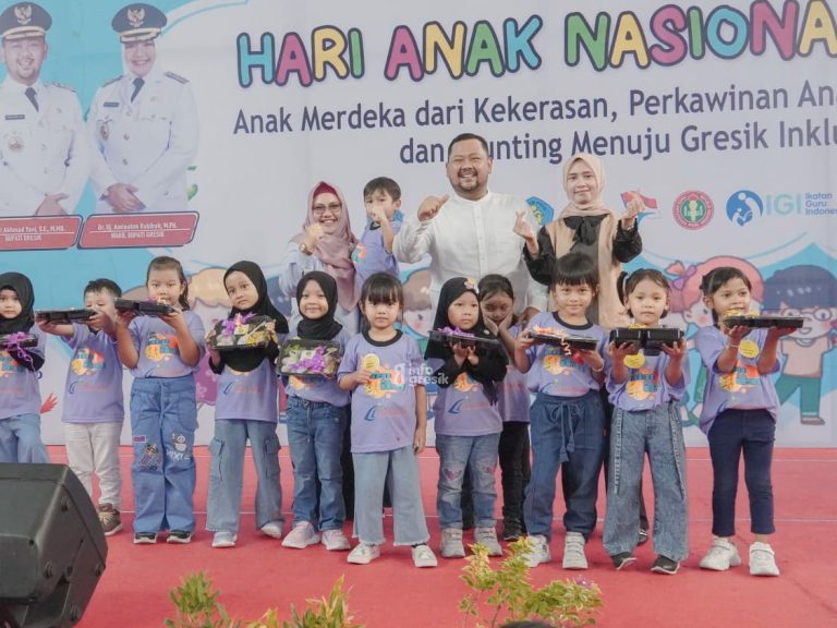 Bupati Gresik Fandi Akhmad Yani didampingi Wabup Aminatun Habibah, Ketua PKK Gresik dan anak-anak. (Foto: Ist/Infogresik)