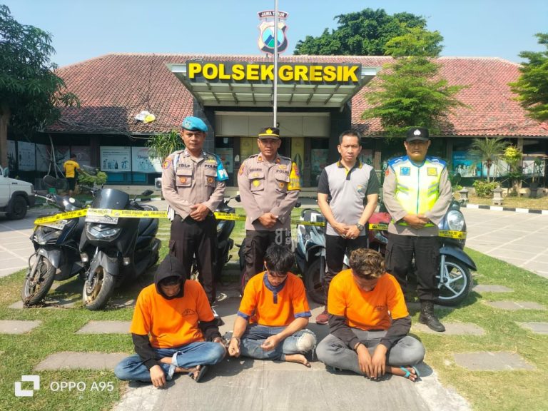 Tiga pelaku pencurian sepeda motor saat diringkus Polsek Gresik. (Foto: Ist/Infogresik)