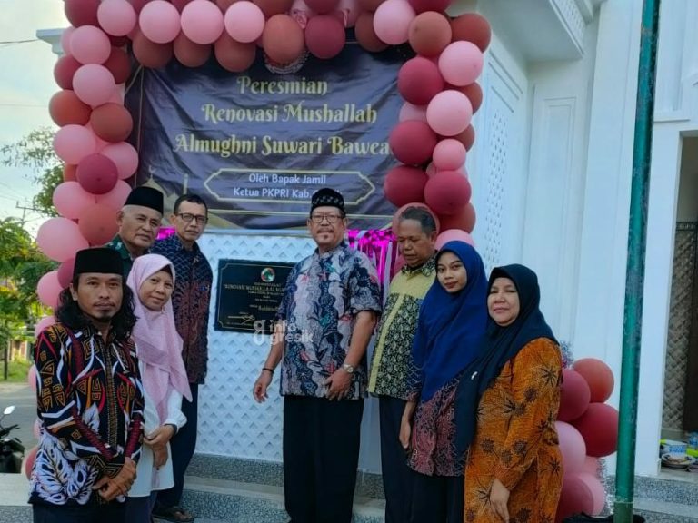 Ketua PKPRI Gresik Ahmad Djamil saat menghadiri peresmian Mushola Al Mughni Suwari, di Desa Suwari, Kecamatan Sangkapura Bawean. (Foto: Ist/Infogresik)