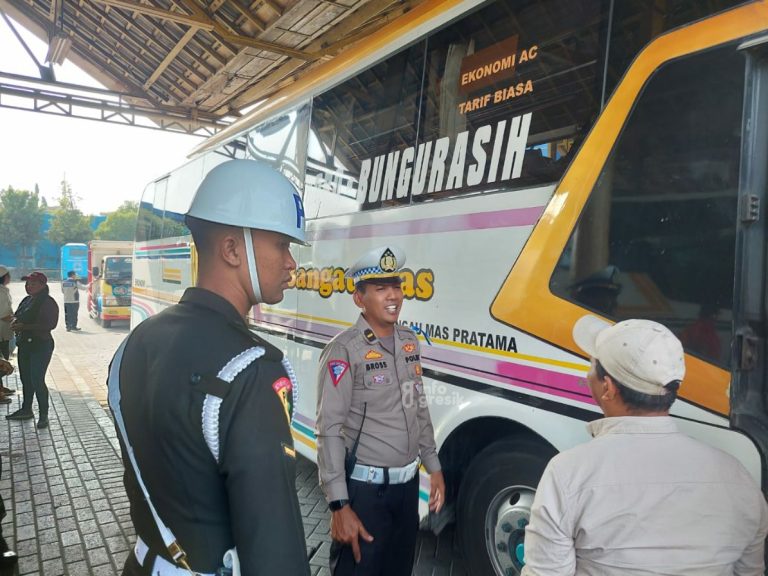 Petugas Satlantas Polres Gresik saat memberikan himbauan kepada sopir bus di terminal Bunder. (Foto: Ist/Infogresik)