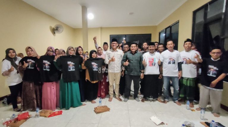 Bacabup Gresik M. Syahrul Munir didampingi Anggota DPRD Gresik Abdullah Hamdi usai berdialog dengan relawan Kecamatan Menganti. (Foto: Ist/Infogresik)