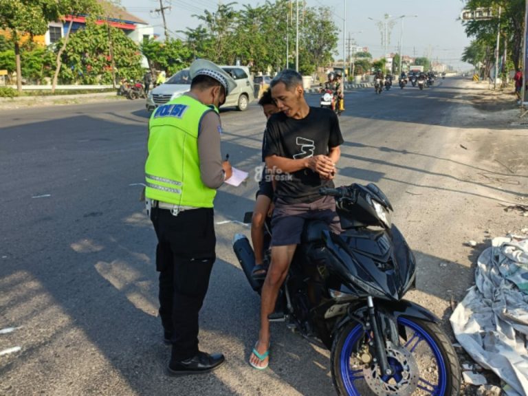 Petugas Satlantas Polres Gresik saat melakukan penilanggan terhadap pengendara yang melanggar aturan lalu lintas. (Foto: Ist/Infogresik)
