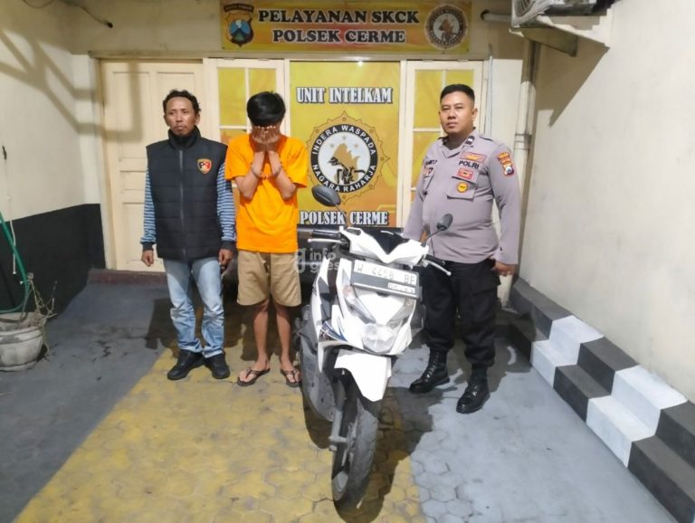Tersangka MAR saat diamankan Polsek Cerme beserta barang bukti sepeda motor. (Foto: Ist/Infogresik)