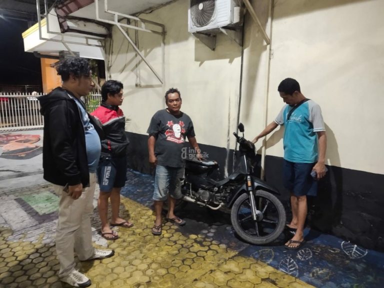 Petugas Polsek Cerme saat mengamankan pelaku curanmor (kaos hitam) di Mapolsek Cerme. (Foto: Ist/Infogresik)