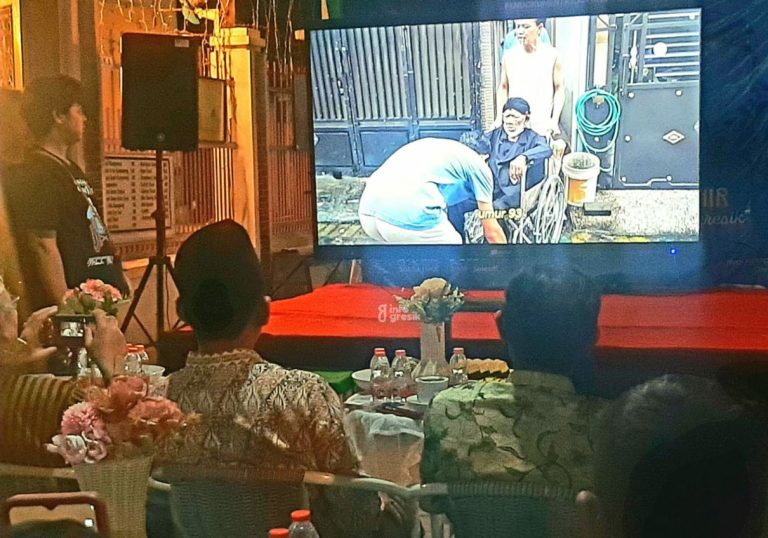 Suasana pemutaran Film Dokumenter berjudul "Penutur Terakhir Mbah Mat Kauli" karya Yayasan Gang Sebelah. (Foto: Ist/Infogresik)