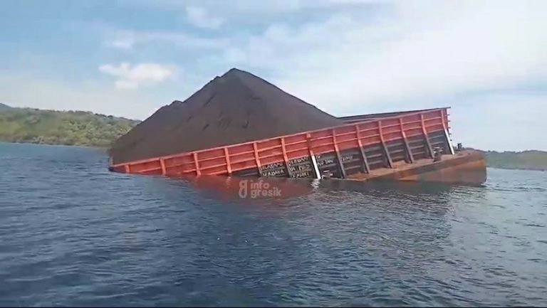 Kapal Tongkang Muatan Batu Bara Bocor di Perairan Bawean, Nelayan Khawatir Laut Tercemar Kondisi kapal tongkang bermuatan batu bara yang miring akibat alami kebocoran di Perairan Pulau Bawean Gresik. (Foto: Ist/Infogresik)
