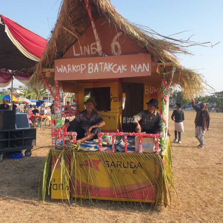 Salah satu peserta karnaval Desa Bulangan yang menampilkan replika warung kopi. (Foto: Khanif Rosidin/Infogresik)