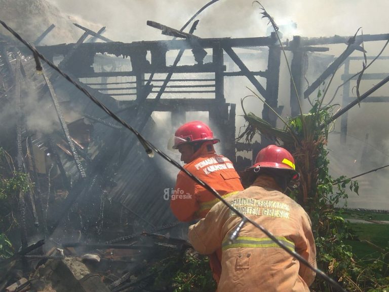Petugas Damkarla Gresik saat memadamkan api di rumah warga Desa Pulopancikan, Kec. Gresik. (Foto: Ist/Infogresik)