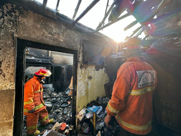 Diduga Gara-gara Kebocoran Gas Elpiji, Satu Rumah di Kelurahan Indro Gresik Luder Terbakar Petugas Damkarla Gresik memeriksa kondisi kebakaran di Kelurahan Indro. (Foto: Ist/Infogresik)