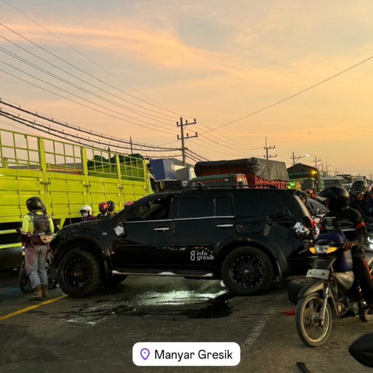 Mobil Pajero yang terlibat kecelakaan tampak melintang di tengah Jalan Raya Manyar Sidomukti. (Foto: Ist/Infogresik)
